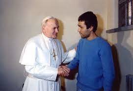 Le 27 décembre 1983, le pape Jean Paul II rencontrait Ali Agça