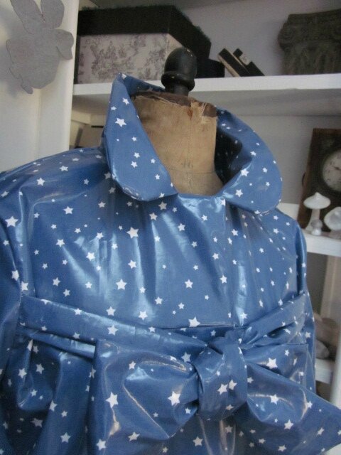 Ciré en coton enduit bleu parsemé d'étoiles - fermeture par noeud sur le devant (3)