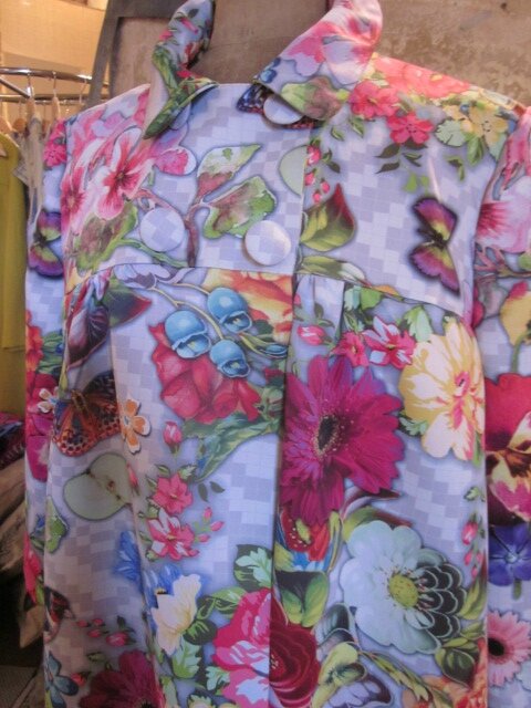 Manteau EDITH en polyester à damier gris imprimé fleurs et papillons - Doublure de satin rouge (4)