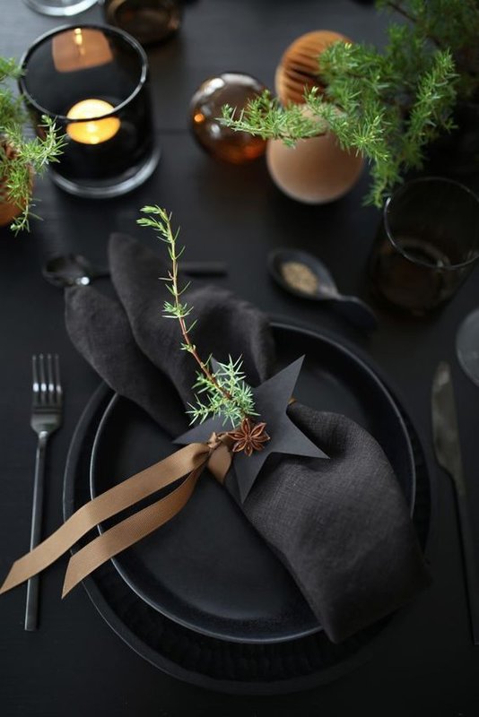 black_table_xmas