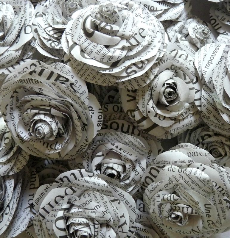 Roses en papier journal