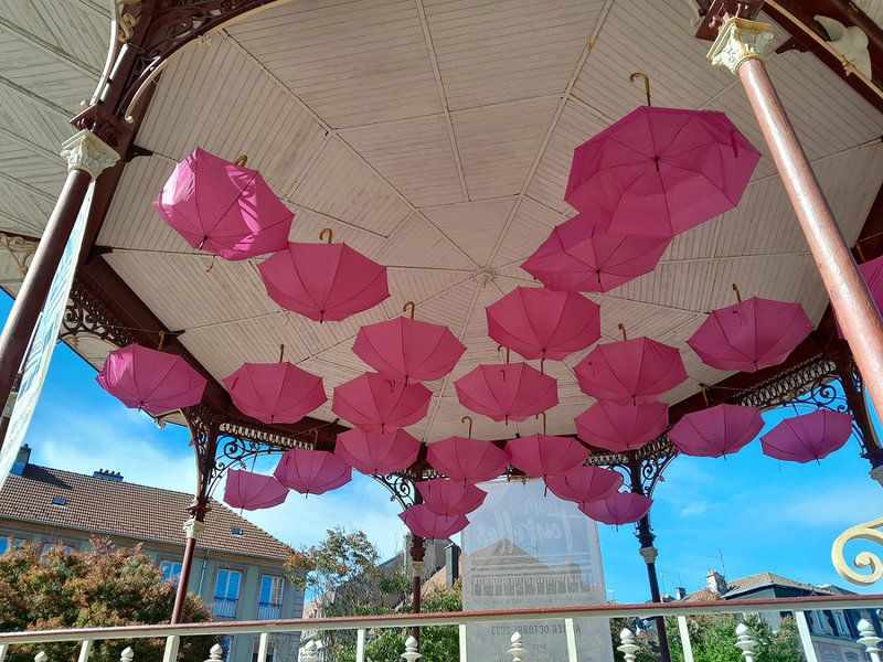 Octobre Rose 2023 Kiosque à musique Parapluies