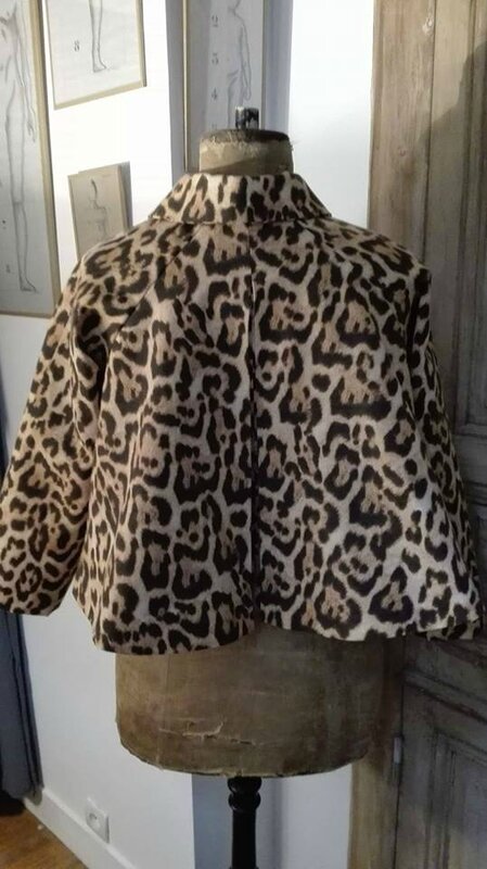 Veste VICTORINE en toile de coton imprimé léopard - Doublure de satin noire (2)