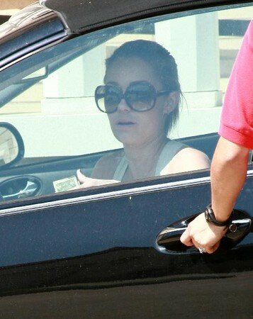 lauren_conrad_chats_on_the_phone_while_leaving_barney5