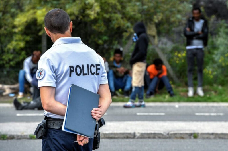 1132726-un-policier-surveille-les-migrants-a-calais-dans-le-nord-de-la-france-le-17-aout-2017