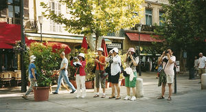 Aix_en_Provence__touristes_sur_le_Cours_Mirabeau