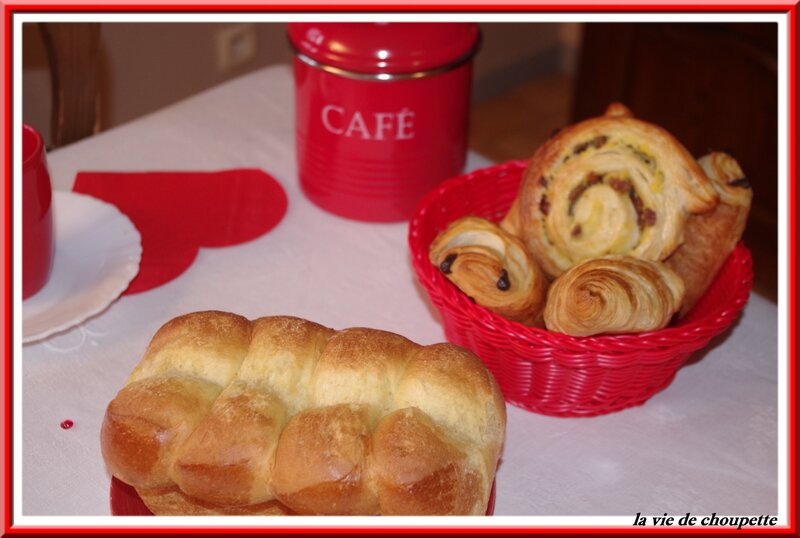 table petit déj rouge et blanche-7