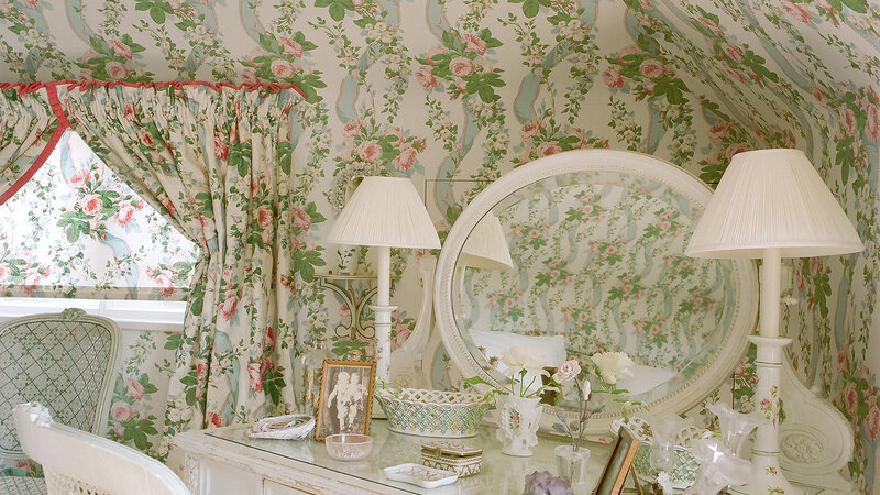 matilda goad house garden-strawberry sanderson wallpaper