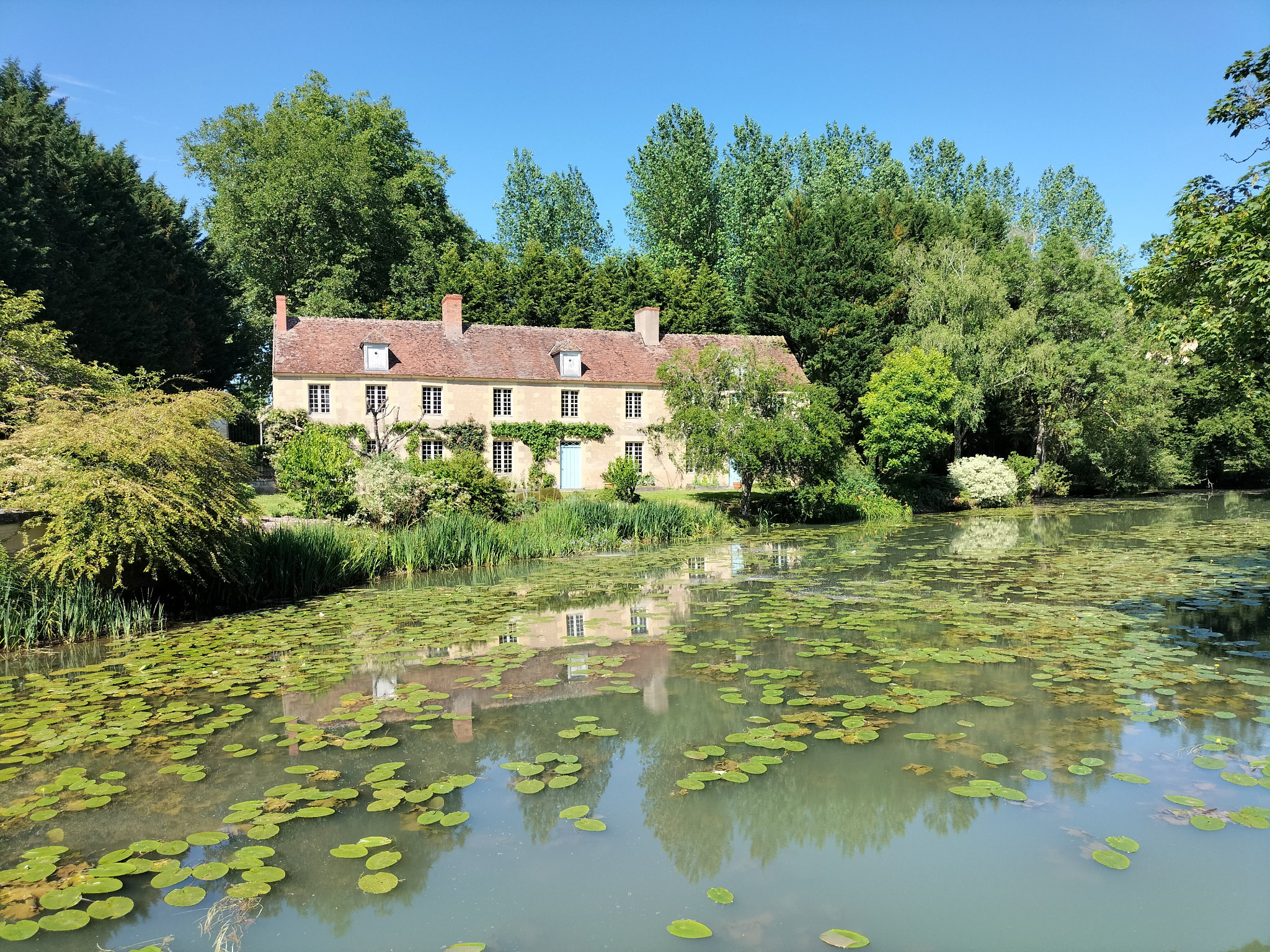 Coulanges-les-Nevers, domaine de Forgeneuve, l'étang et la maison (58)
