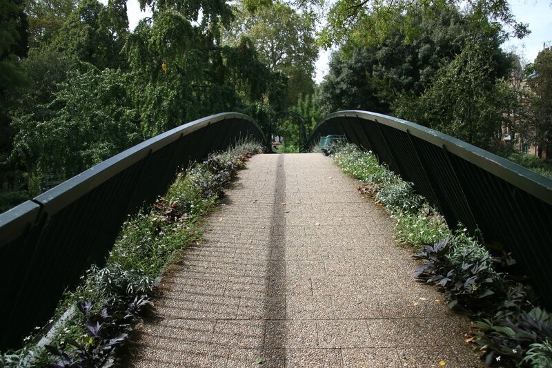 Passerelle menant au jardin royal