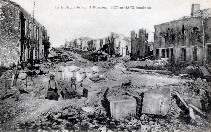 Fey-en-Haye, ruines et deux soldats