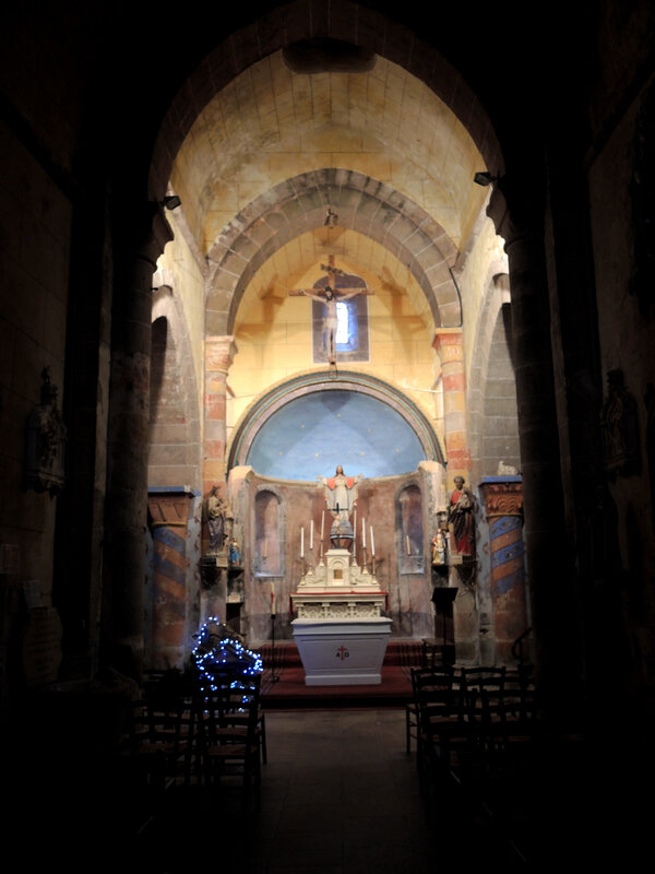 Saint-Bonnet-de-Fours, église Saint-Bonnet, abside et autel (03)