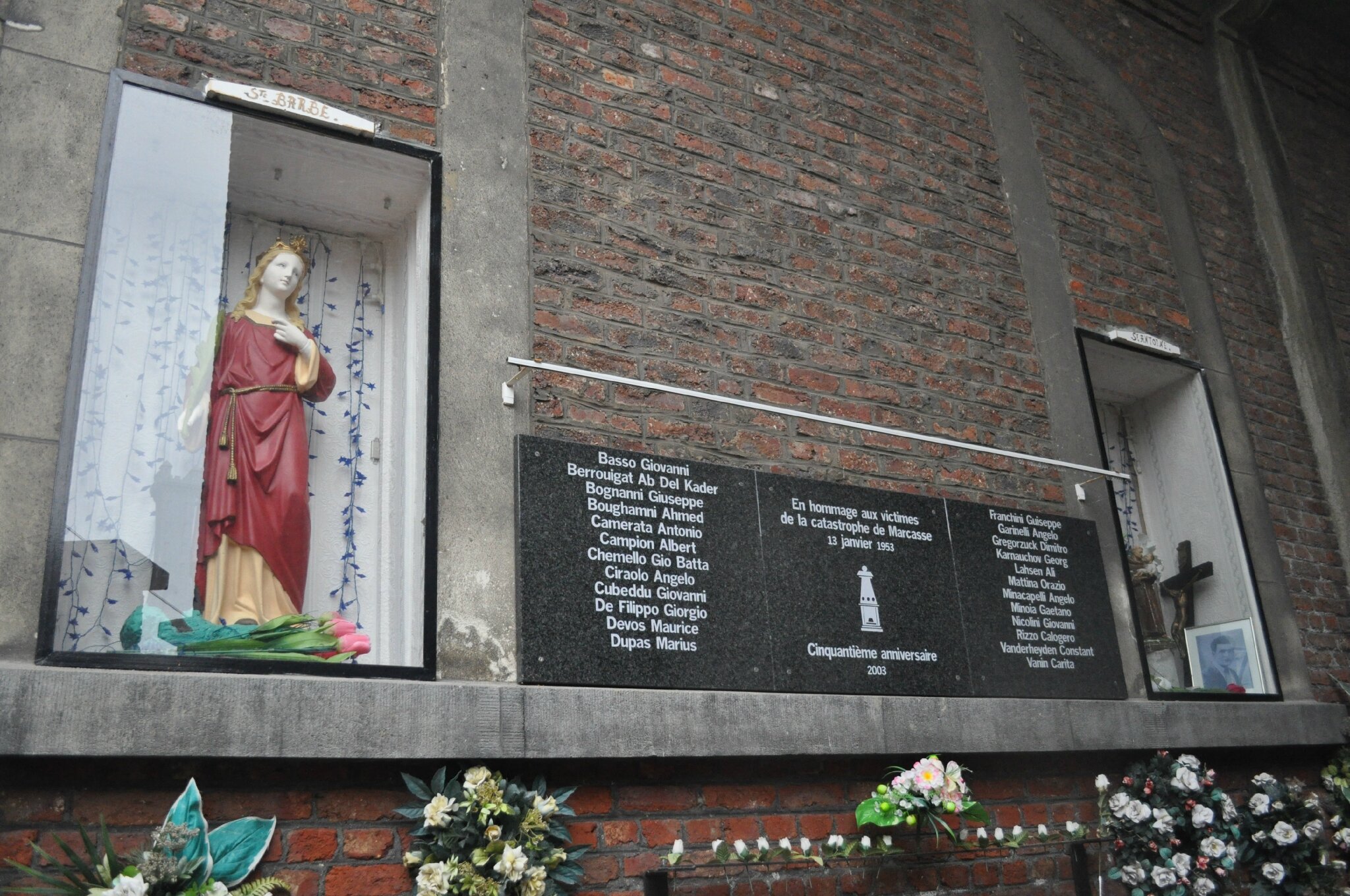 Marcasse - plaque avec statues