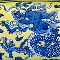 Bol en porcelaine bleu blanc à fond jaune, Chine, <b>marque</b> et <b>époque</b> <b>Kangxi</b> (1662-1722)  