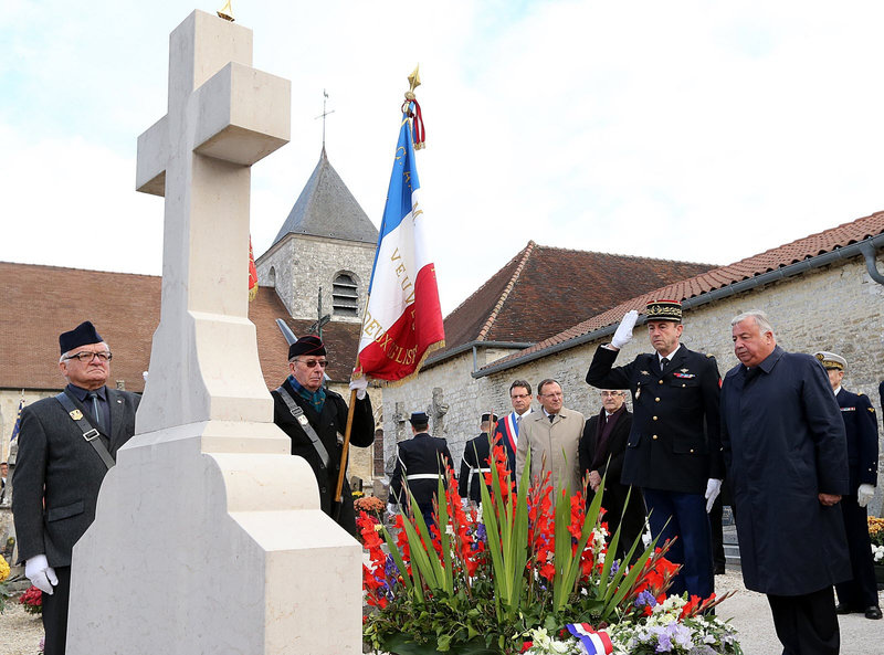 le-president-du-senat-gerard-larcher-se-recueille-sur-la-tombe-du-general-photo-afp-1447092830