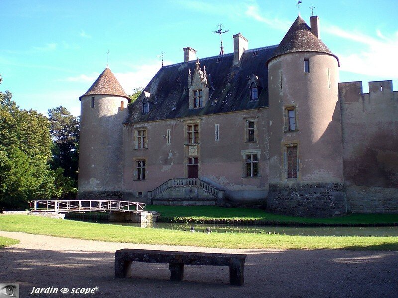 Banc devant le Château de Ainay-le-Vieil (18)