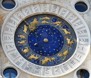 8457461-vieille-horloge-astronomique-avec-les-signes-du-zodiaque-et-de-la-phase-de-lune