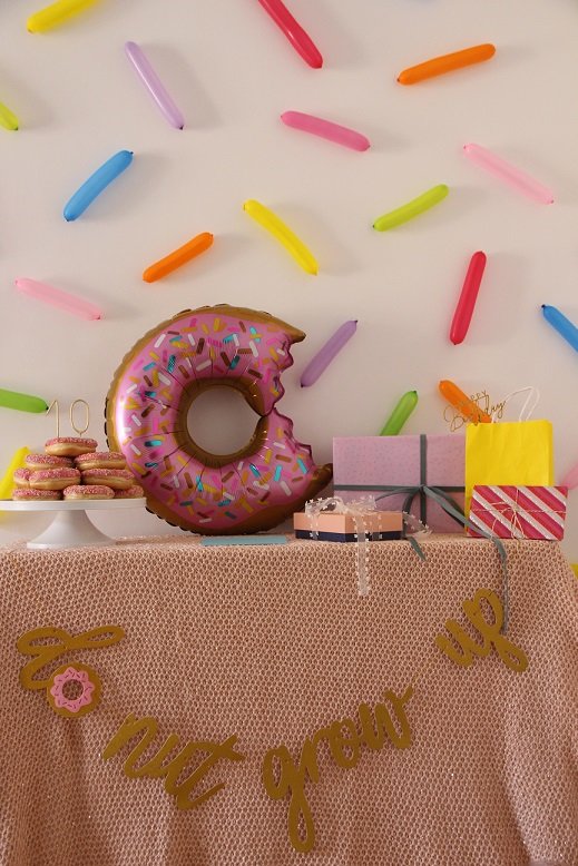 happy_10_donut_party_table