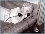 1958_Marilyn_WhiteDress_01_Sofa_phone_030