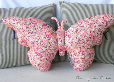 Coussin papillon liberty rose Au pays des Cactus 1