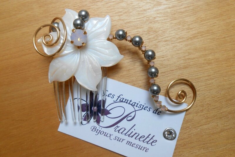 bijoux-mariage-peigne-mariee-fleur-de-nacre-arabesques-et-cabochon-gris-et-rose