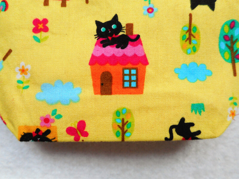 Porte-monnaie chats noirs kawaii jaune zoom dos