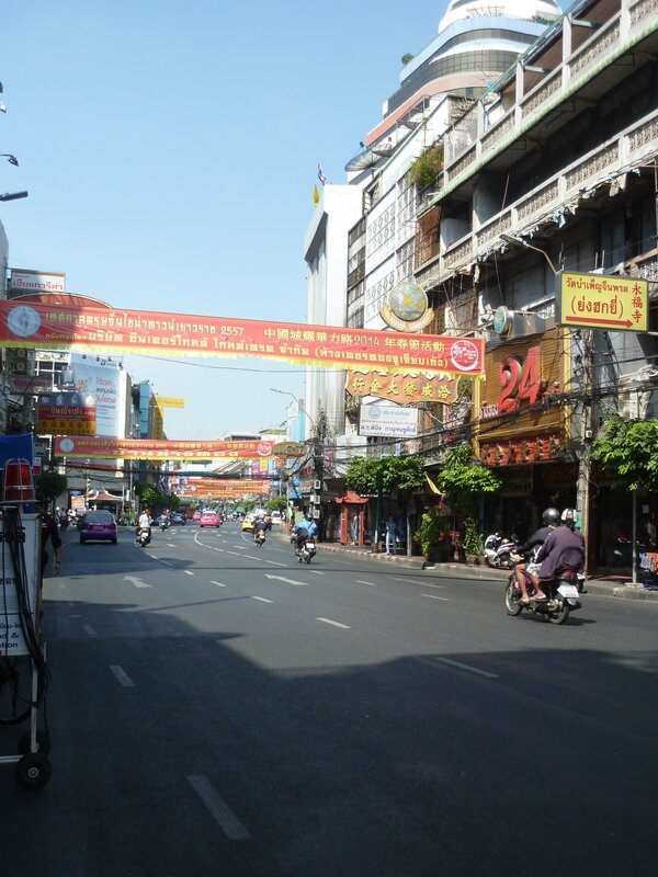 rue déserte à Chinatown BKK le jour des manifestations