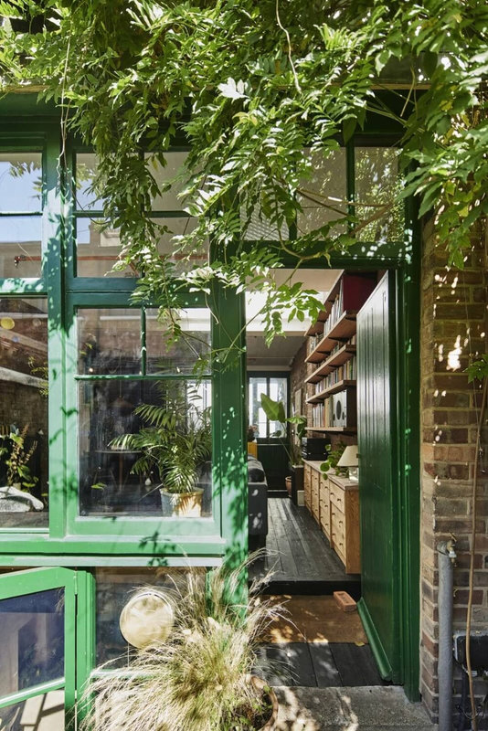 garden-entry-apartment-former-workshop-london-nordroom-1001x1500