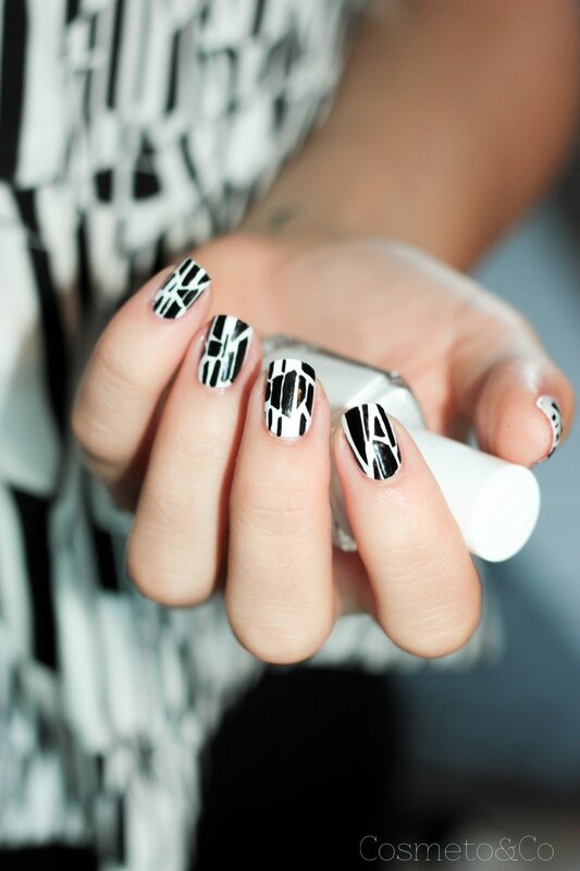 nail art graphique noir et blanc sandro-7