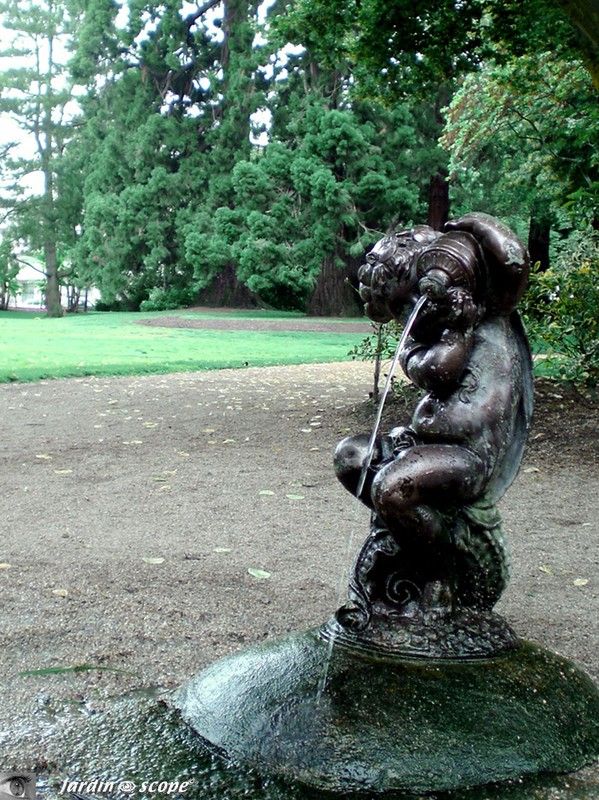 Une fontaine en fonte d'où s'écoule une source