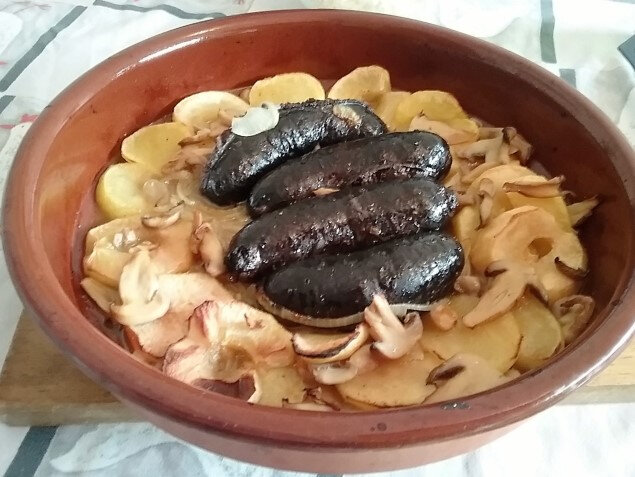 Boudins noirs aux oignons grillés et pommes au four a