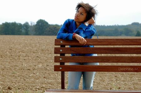 Delphine sur le banc public (9)