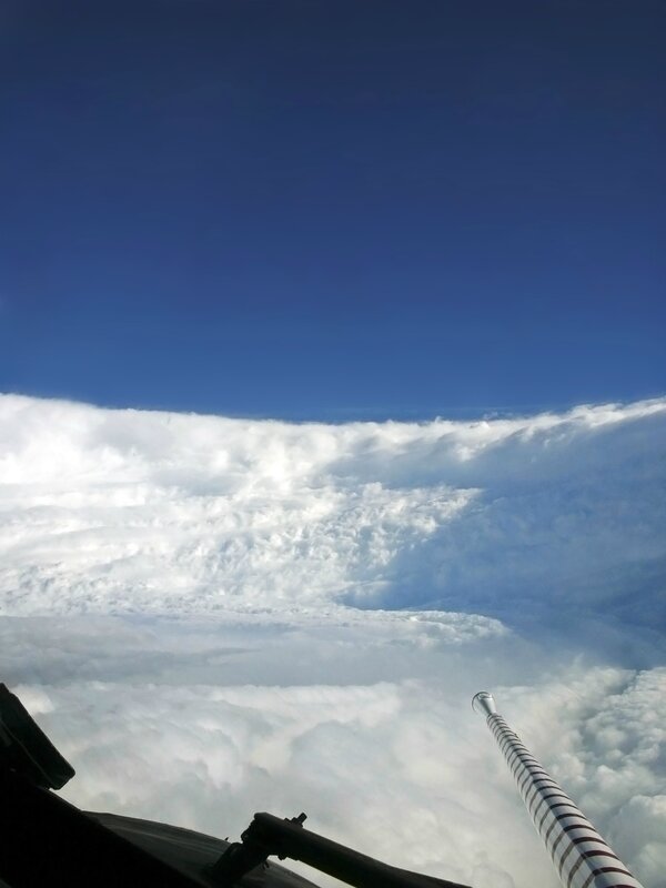 Vue de l'intérieur de l'œil de l'ouragan Katrina, 40 km de diamètre lors de son acmé, depuis un avion (NOAA)