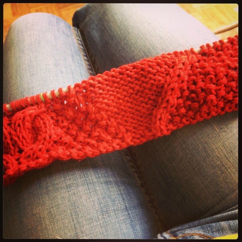 Joli tricot rouge avec torsades