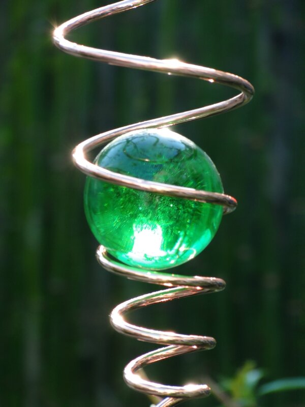 spirale cuivre mobile vent boule verte verre