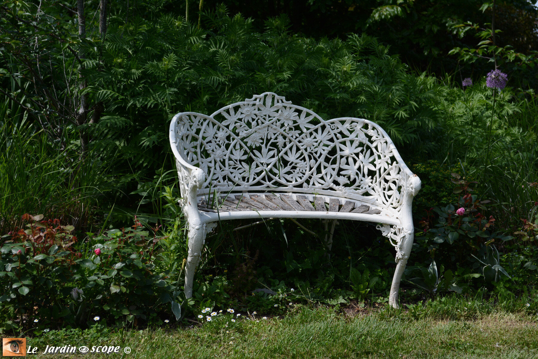 Banc blanc en fonte Jardins Notre-Dame-de-l'Eau (28)