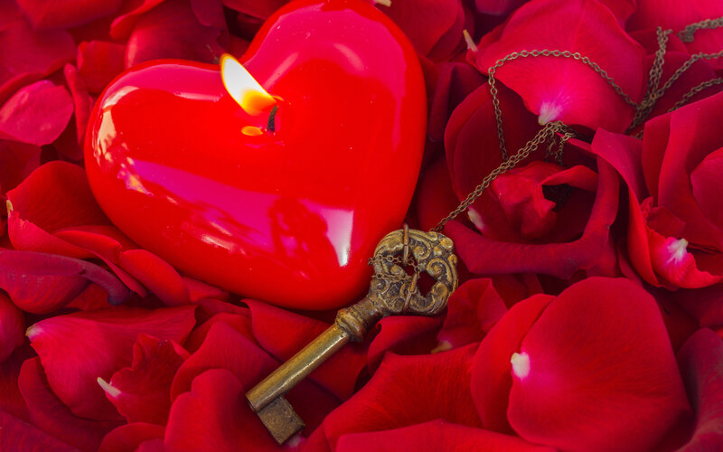 Valentine's_Day_Candles_Petals_Red_Key_lock_Heart_539374_3840x2400