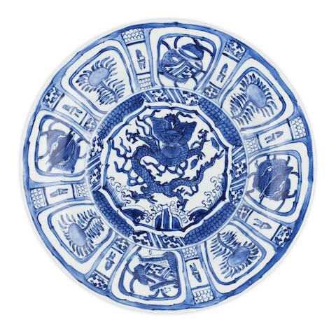 A Kraak blue and white saucer dish, 17th century