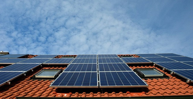 des panneaux photovoltaïques sur un toit