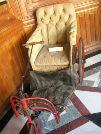 Chaise_roulante_du_duc_d_Aumale__goutteux