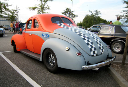 Ford_de_luxe_coupe_de_1940__Rencard_du_Burger_King__02