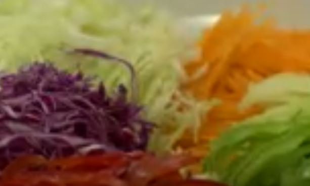 Prépare la « Salade de légumes thaï », en regardant la vidéo de Veedz