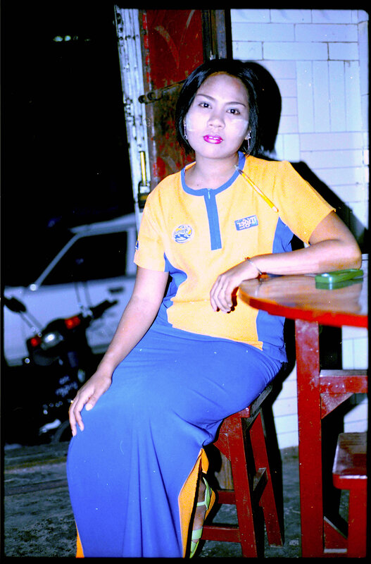 Jeune fille de bar de Mandalay Birmanie
