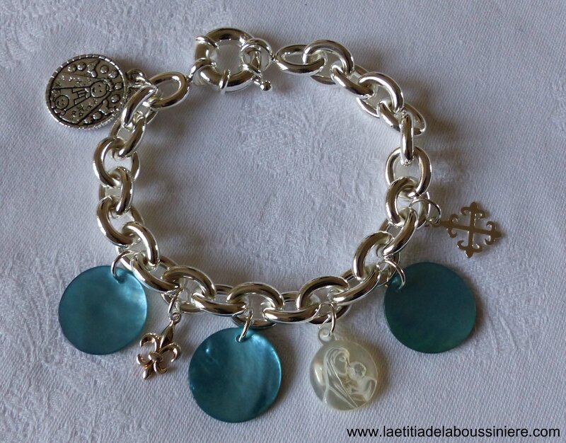 Bracelet en plaqué argent médaille en nacre, vierge à l'Enfant en nacre et breloques en argent massif