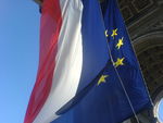 01418108_photo_drapeaux_de_l_union_europeenne_et_de_la_france_sous_l_arc_de_triomphe_le_30_06_08