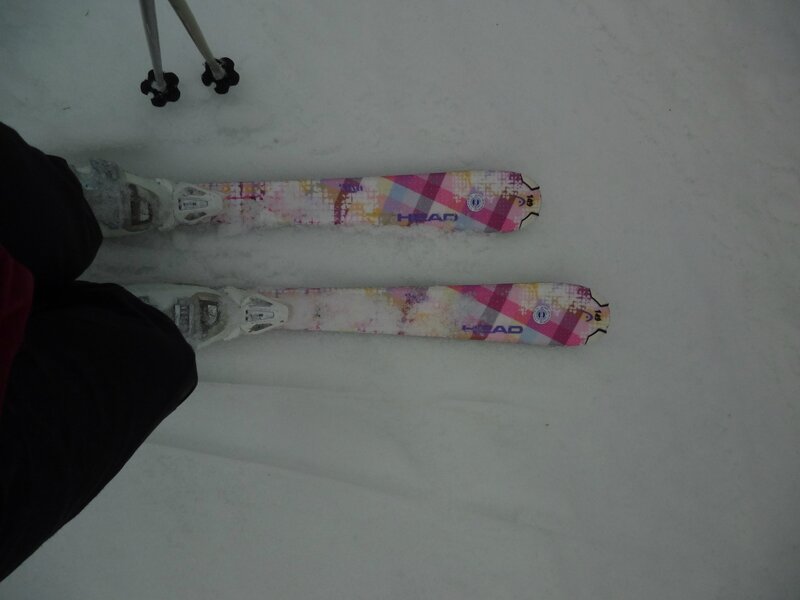 hiiiii ! des skis roses !