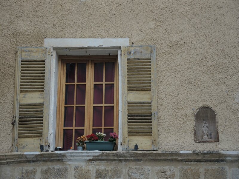 Moustiers-Sainte-Marie, vierge et fenêtre (04)