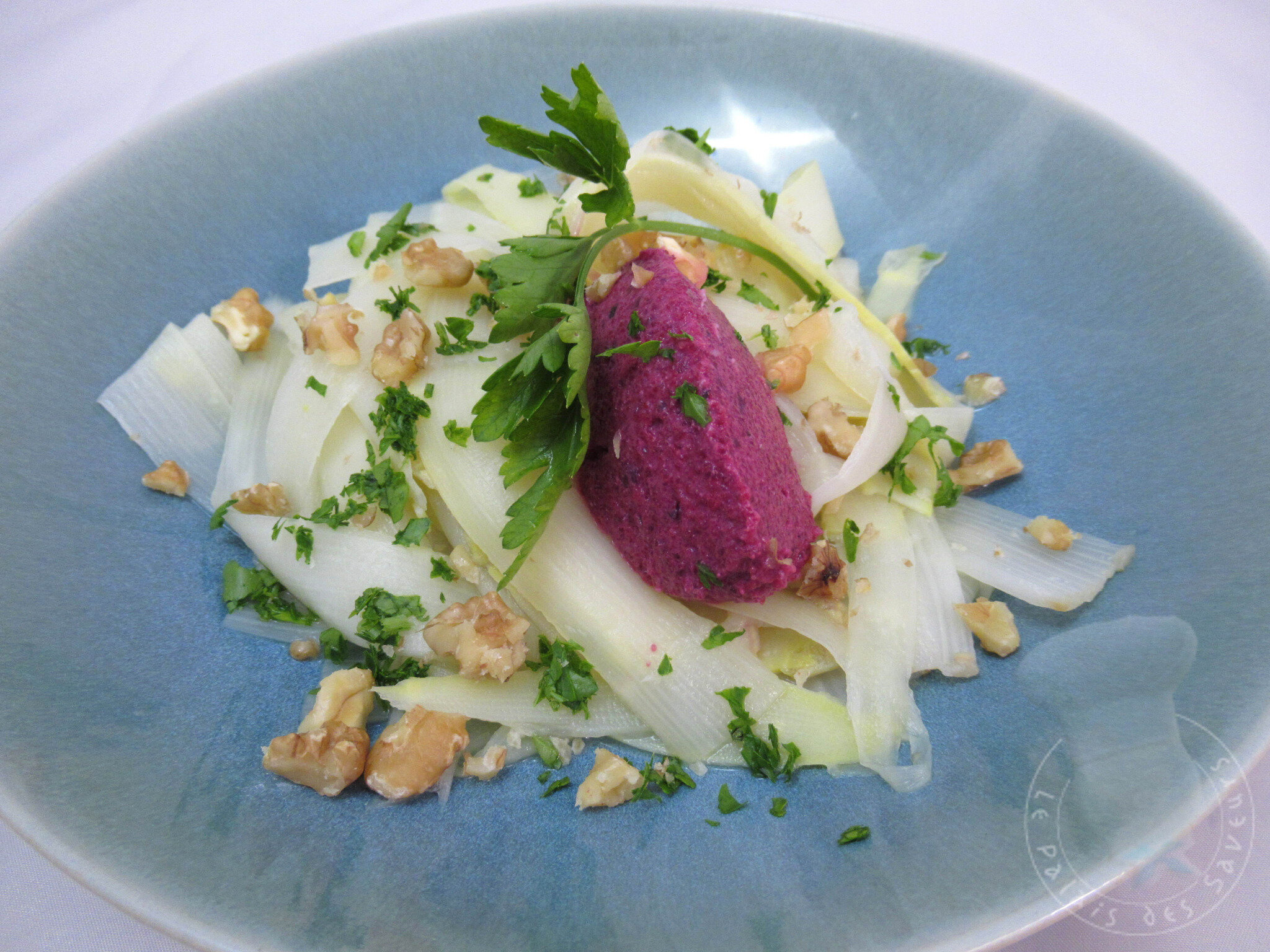 Tagliatelles d'asperges blanches, quenelle de ricotta à la betterave