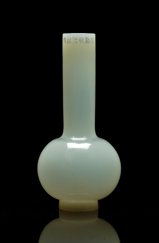 A large white glass bottle vase, Qing dynasty