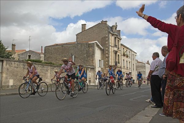 Niort cyclos parade salut 120812